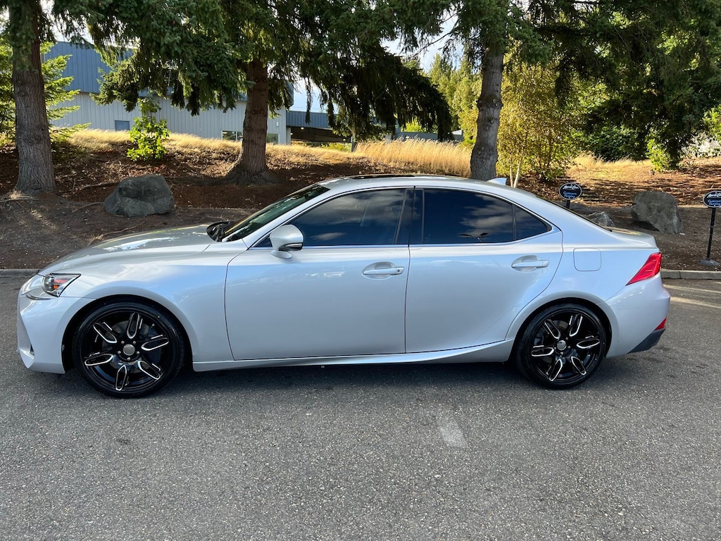 2017 Lexus IS 200t photo 2