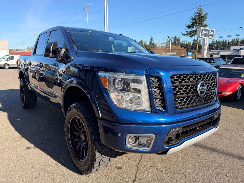 2018 Nissan Titan PRO-4X photo 2