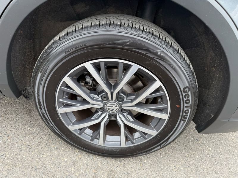 2020 Volkswagen Tiguan SE photo 3