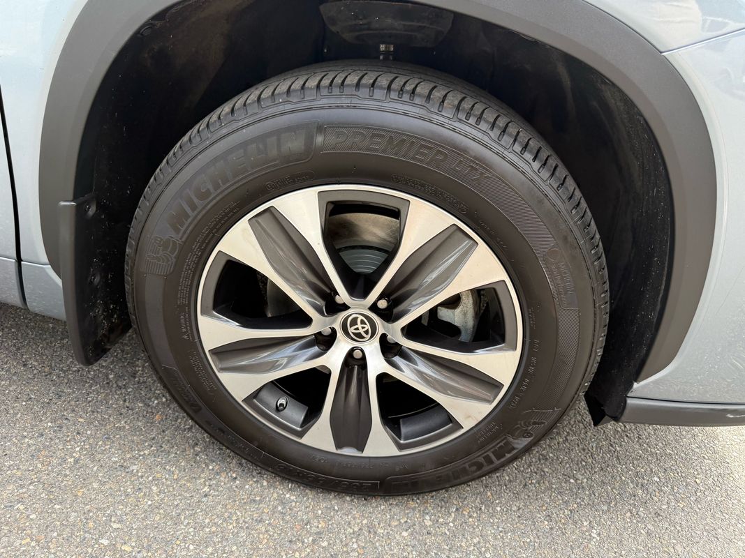 2021 Toyota Highlander XLE photo 4