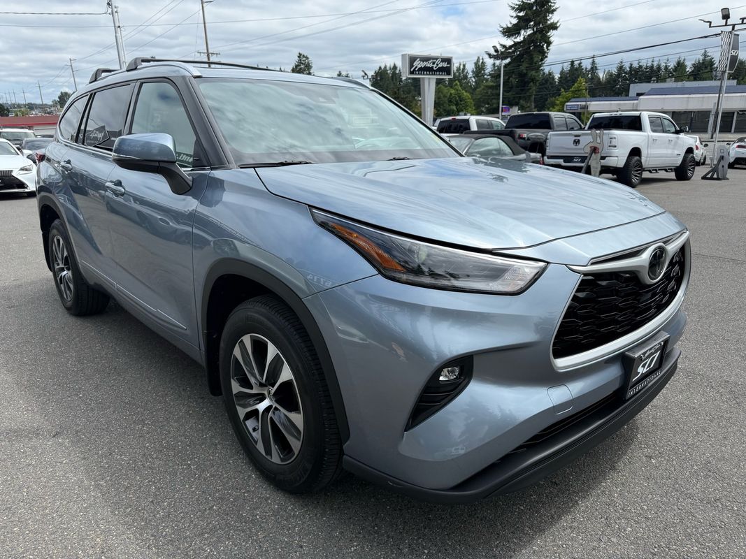 2021 Toyota Highlander XLE photo 3