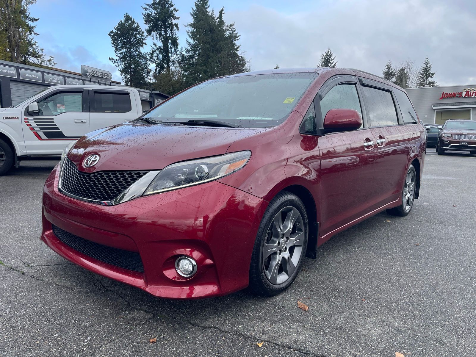 2015 Toyota Sienna SE's photo