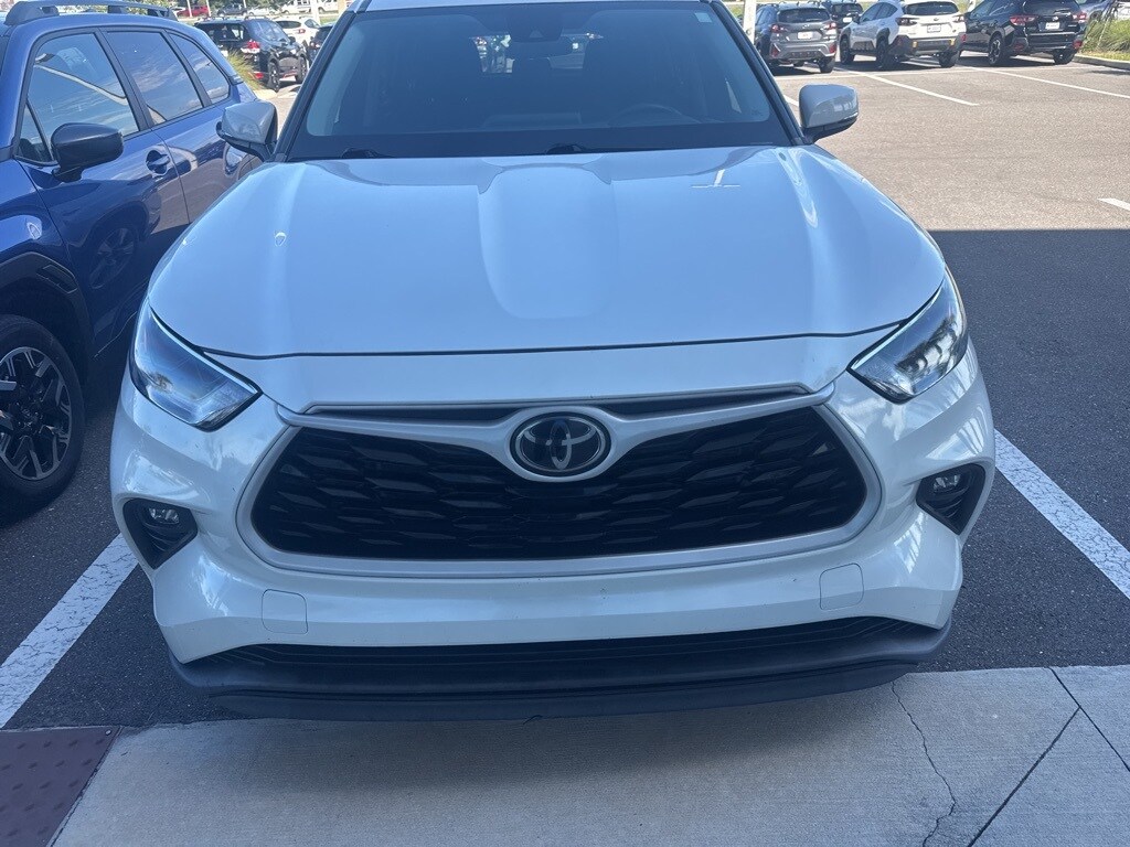 2021 Toyota Highlander LE photo 2