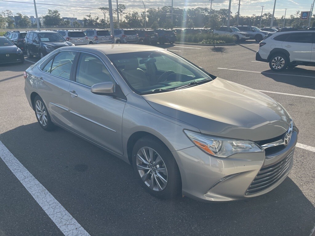 2015 Toyota Camry LE photo 3