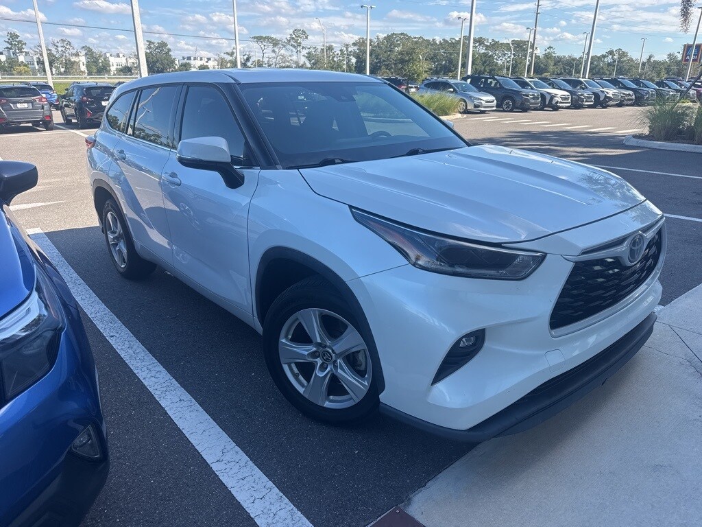 2021 Toyota Highlander LE photo 3