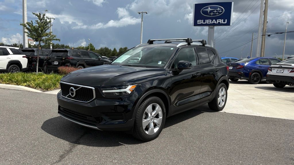 2022 Volvo XC40 T4 Momentum's photo