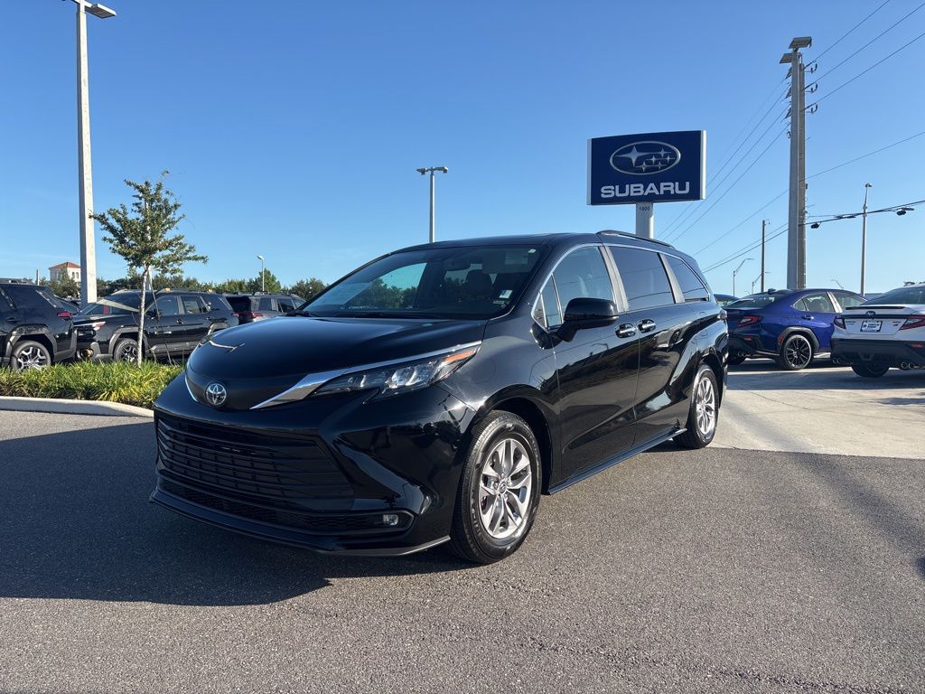 2025 Toyota Sienna XLE 8-Passenger Hybrid FWD's photo