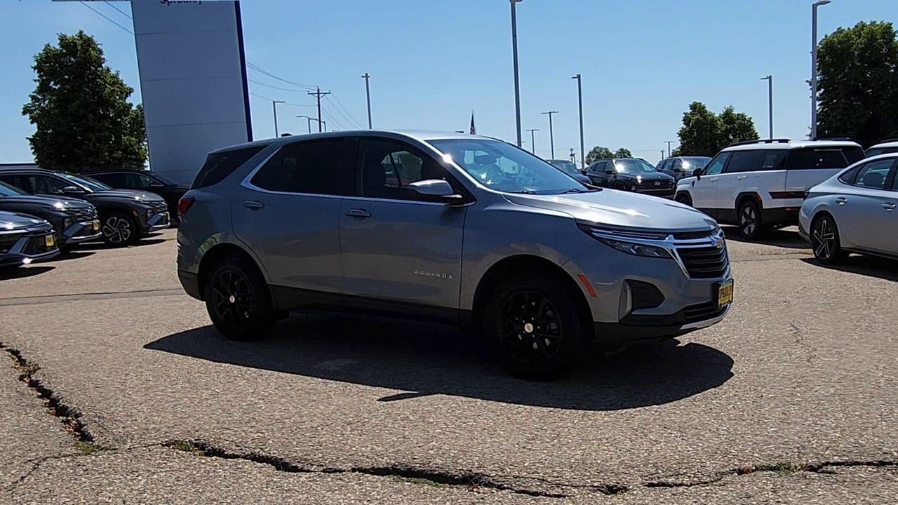 2024 Chevrolet Equinox LT photo 2