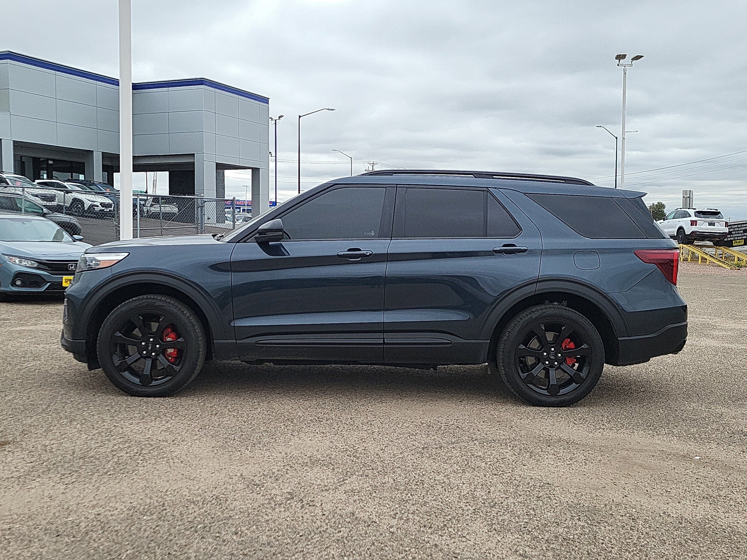 2023 Ford Explorer ST photo 2