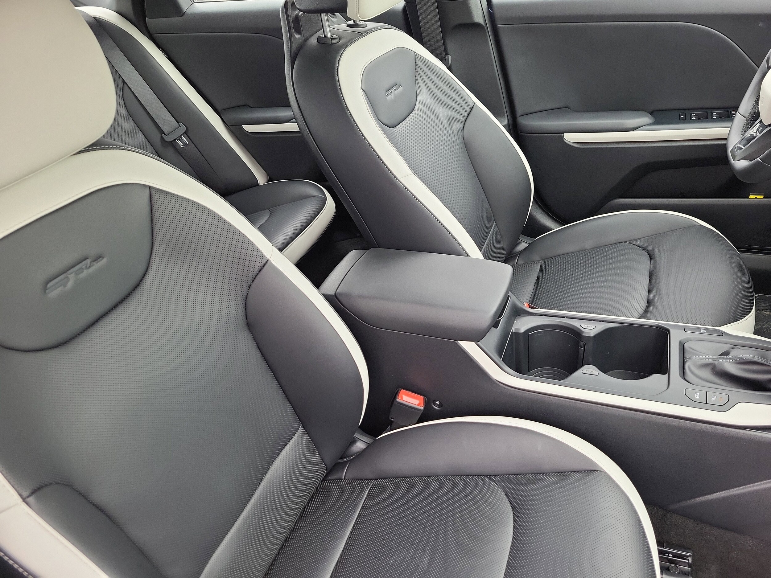 2025 Kia K4 GT-Line Turbo - Photo 13