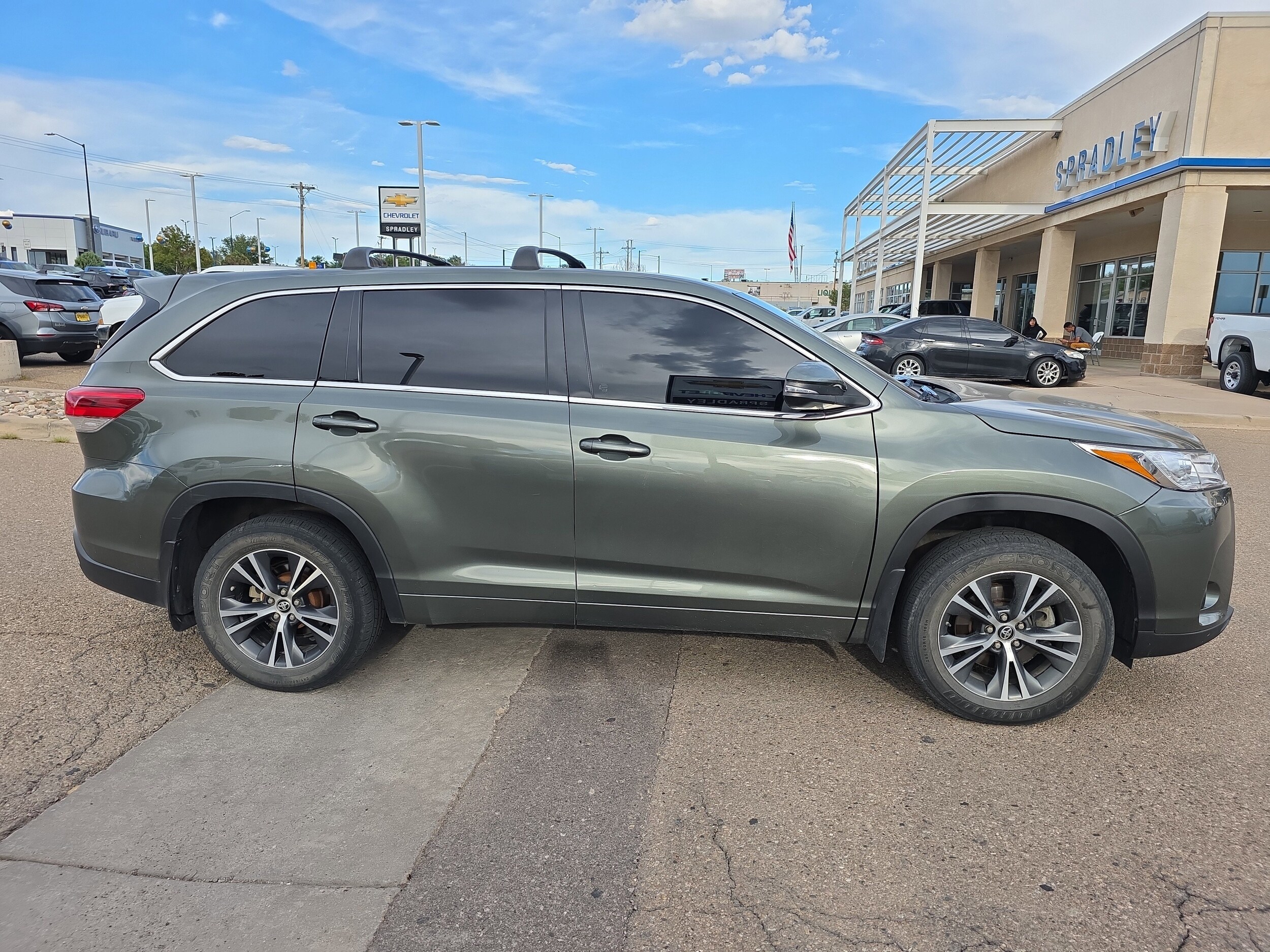 2018 Toyota Highlander LE photo 3