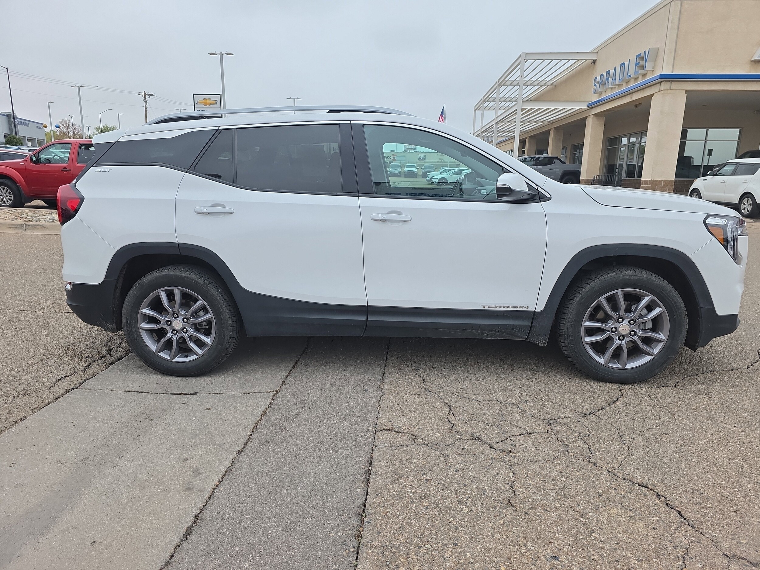 2024 Gmc Terrain SLT photo 2