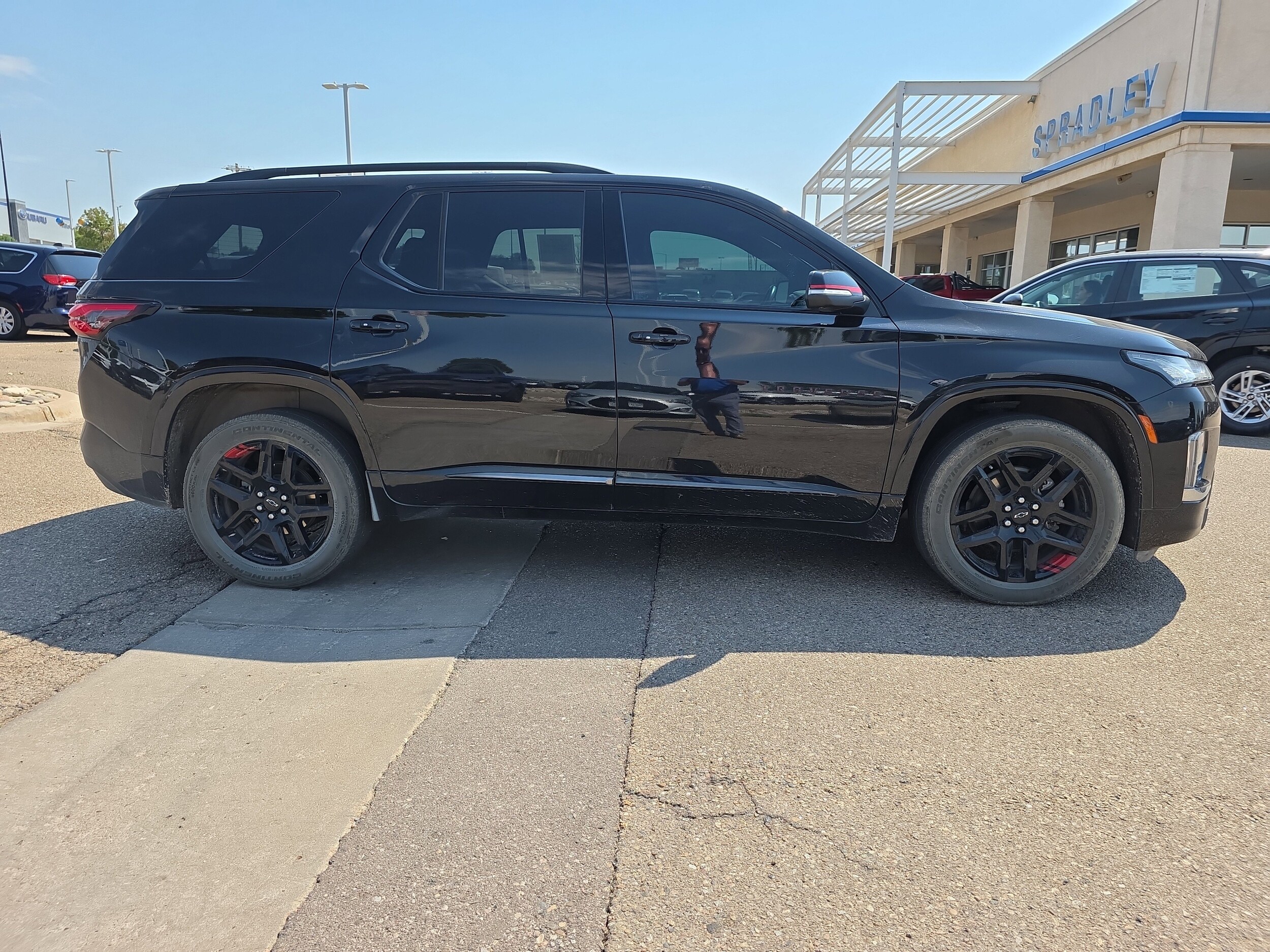 2023 Chevrolet Traverse Premier photo 2