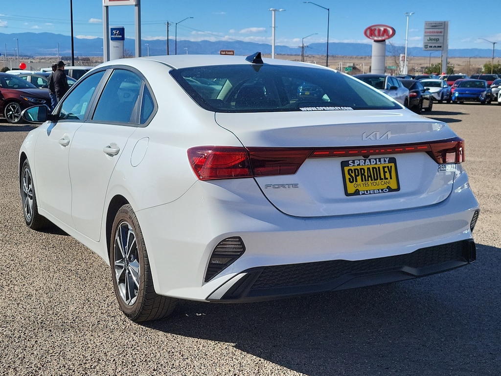 2023 Kia Forte LXS photo 2
