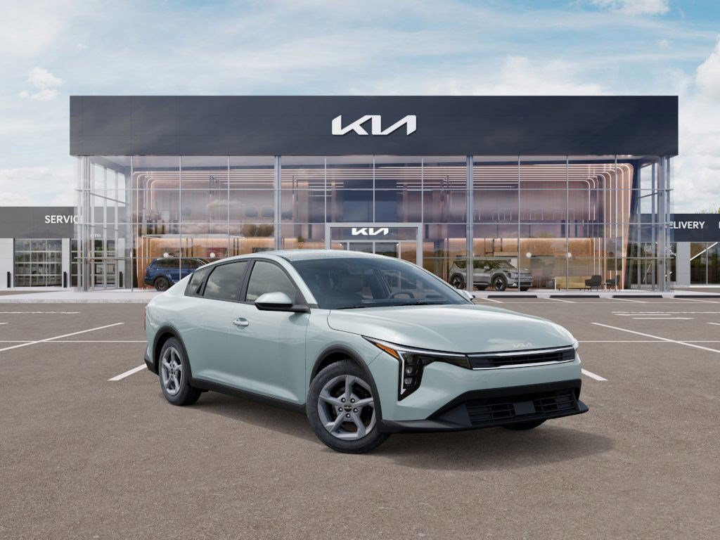 2025 Kia K4 LXS photo 2