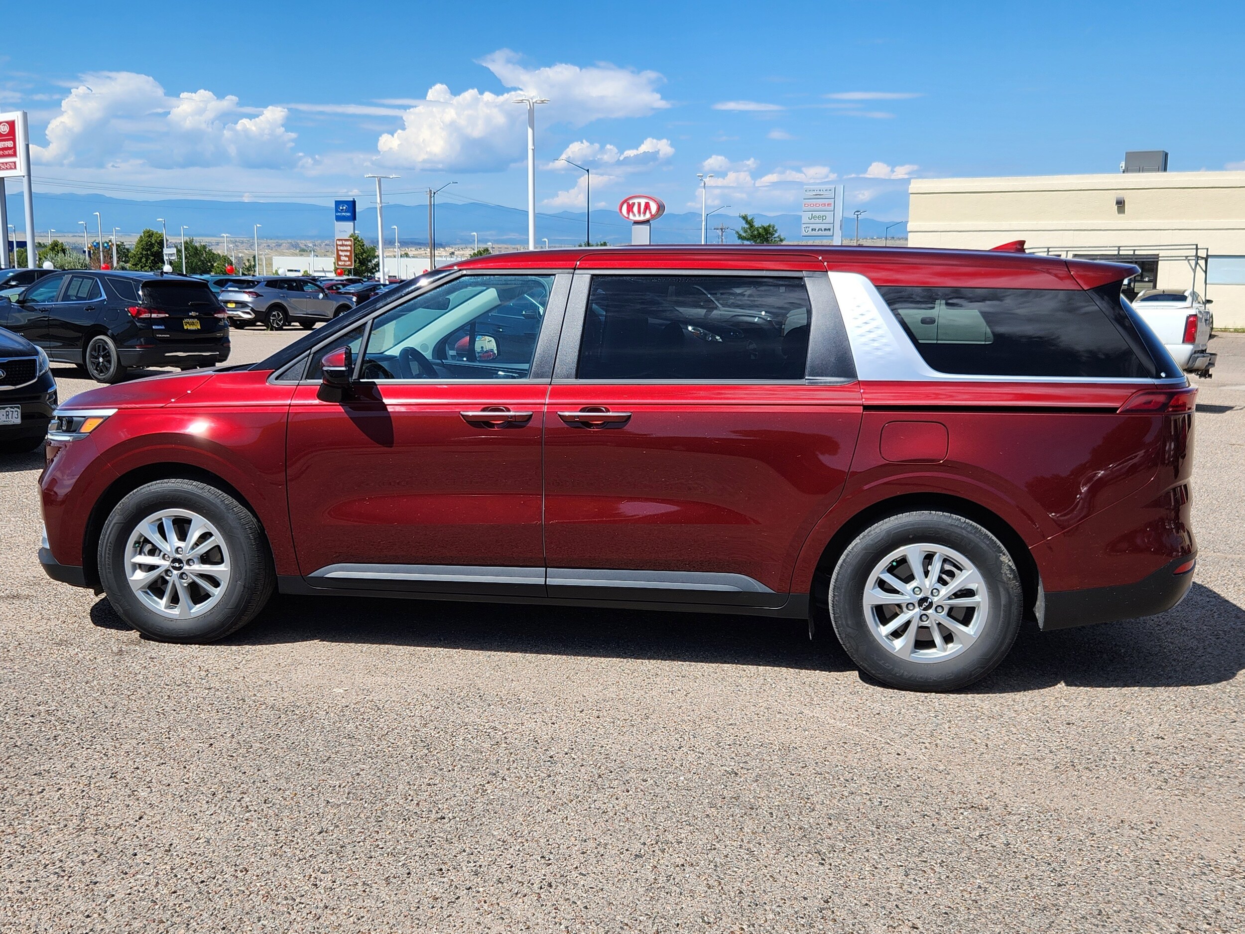 2024 Kia Carnival LX photo 2