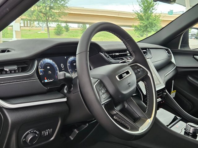 2025 Jeep Grand Cherokee Laredo X photo 3