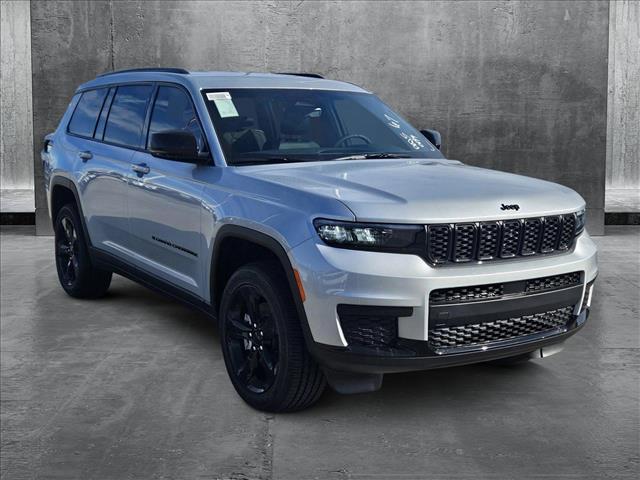 2025 Jeep Grand Cherokee Altitude photo 3