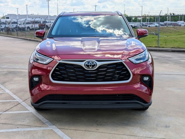 Used 2022 Toyota Highlander XLE with VIN 5TDGZRBH4NS191244 for sale in Spring, TX