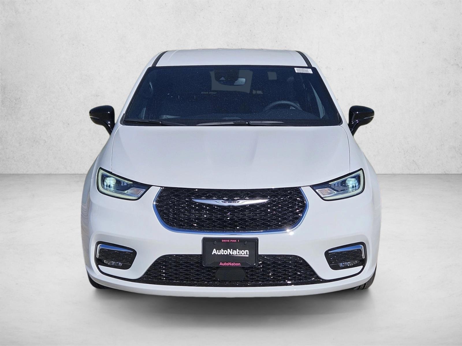 2025 Chrysler Pacifica photo 2