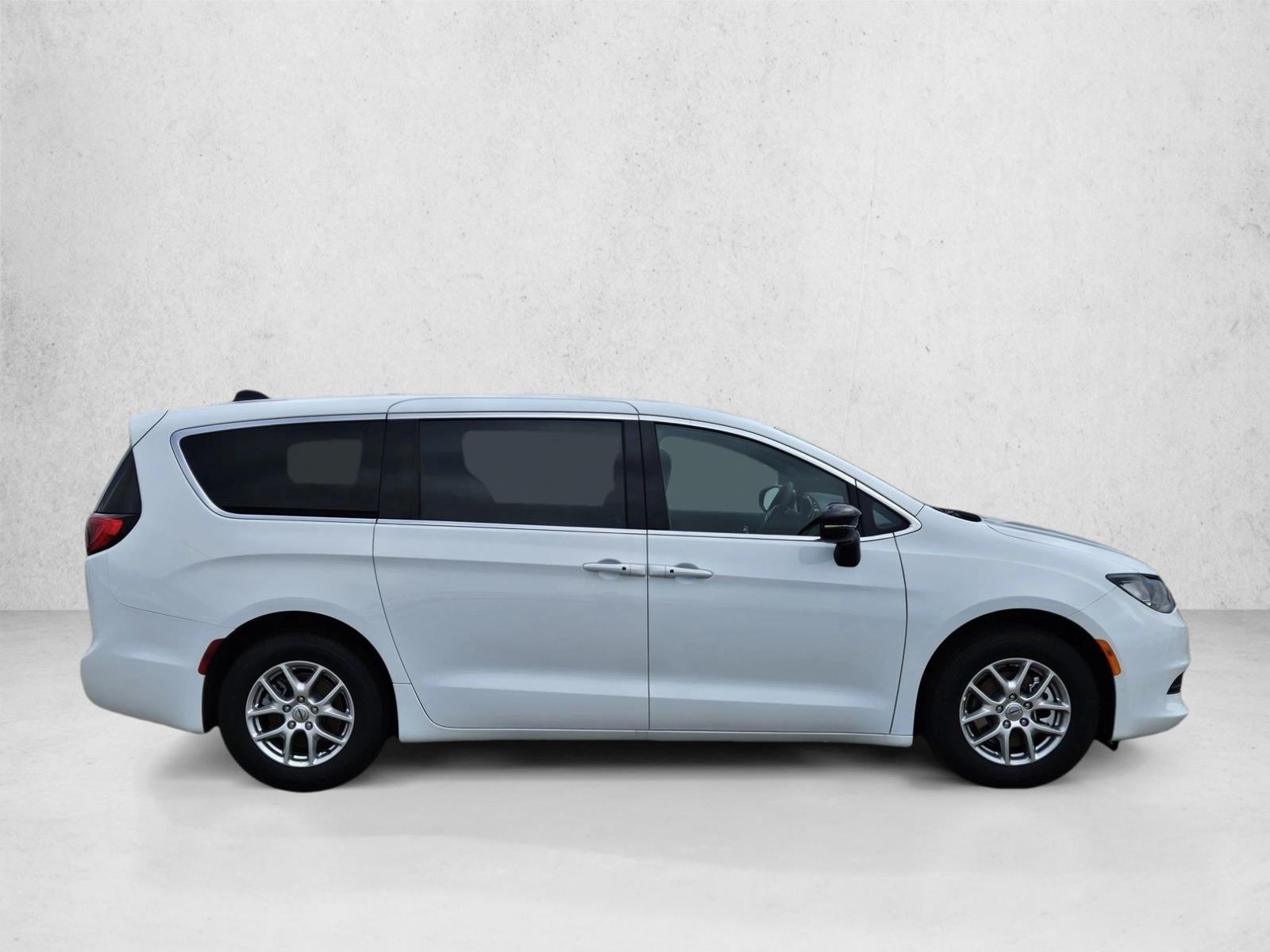 2025 Chrysler Voyager LX photo 4