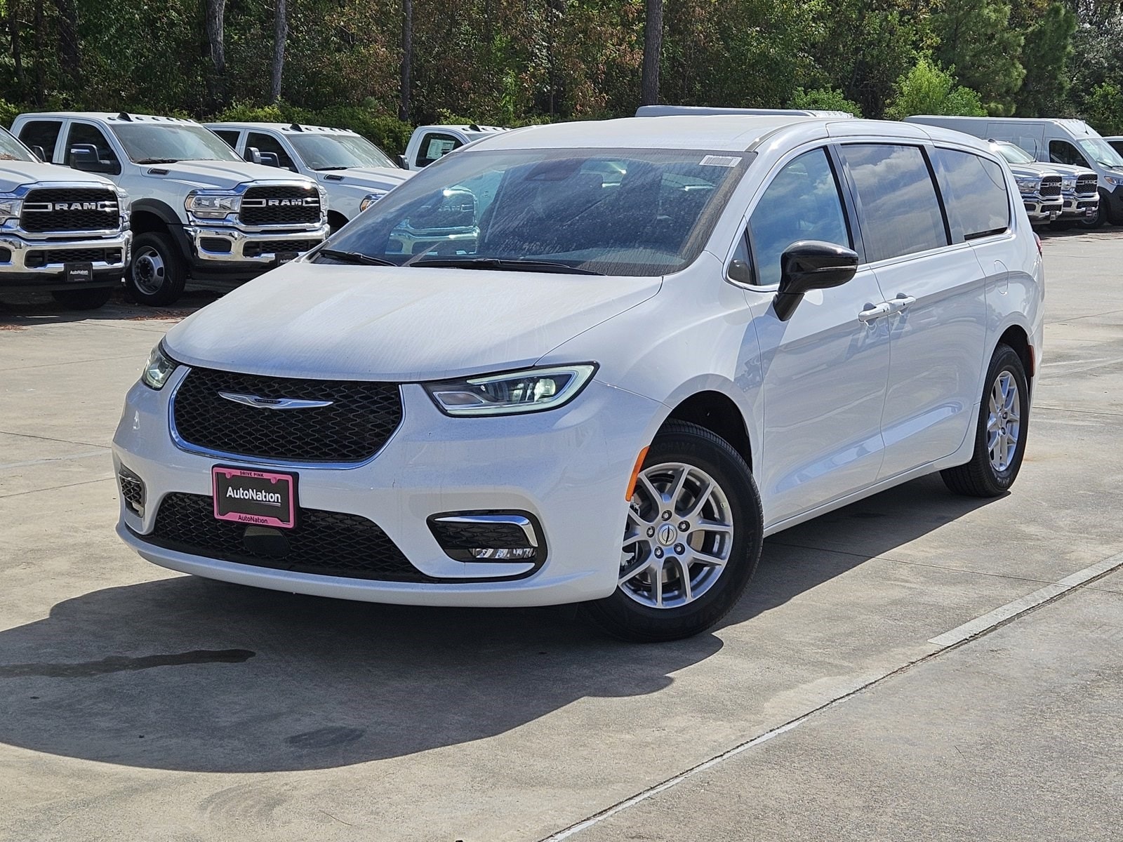 2025 Chrysler Pacifica Select's photo