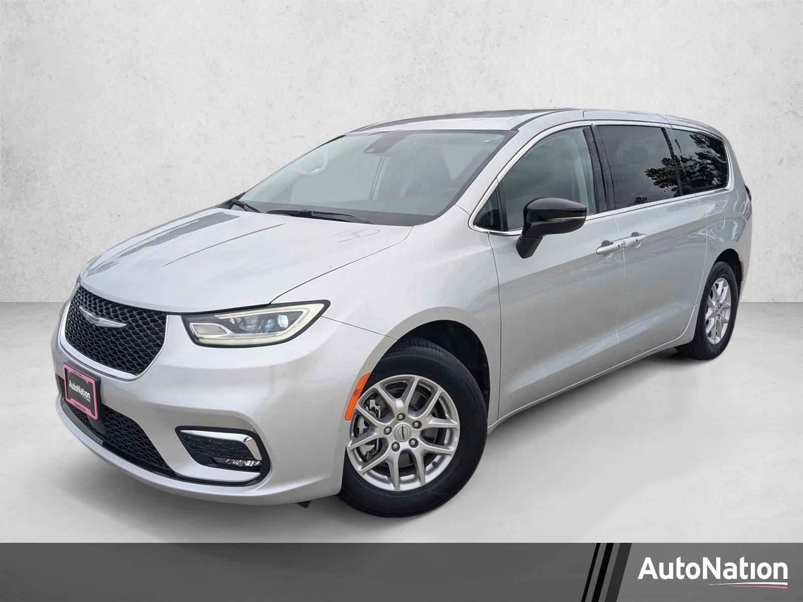 2024 Chrysler Pacifica Touring L's photo