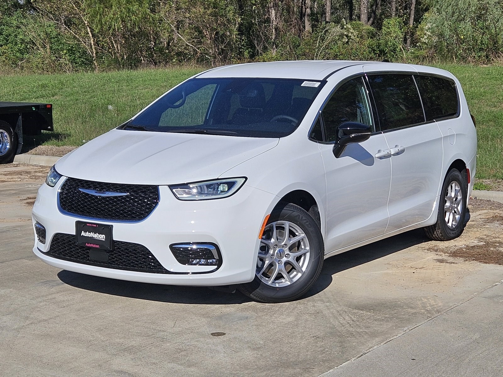 2025 Chrysler Pacifica Select's photo