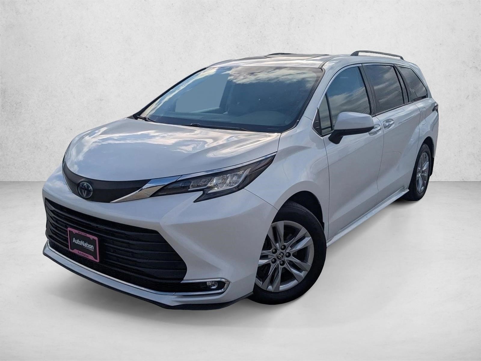 2023 Toyota Sienna XLE's photo