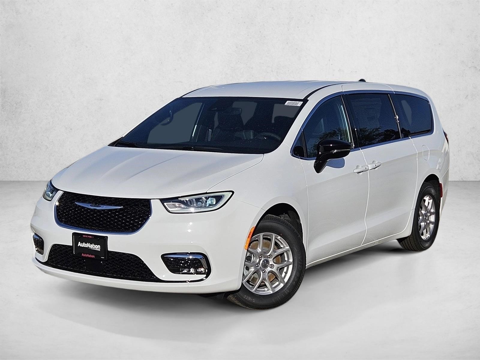 2025 Chrysler Pacifica Select's photo