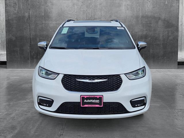 2025 Chrysler Pacifica Pinnacle photo 2
