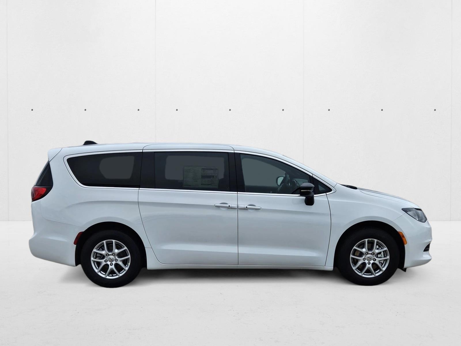 2025 Chrysler Voyager LX photo 4