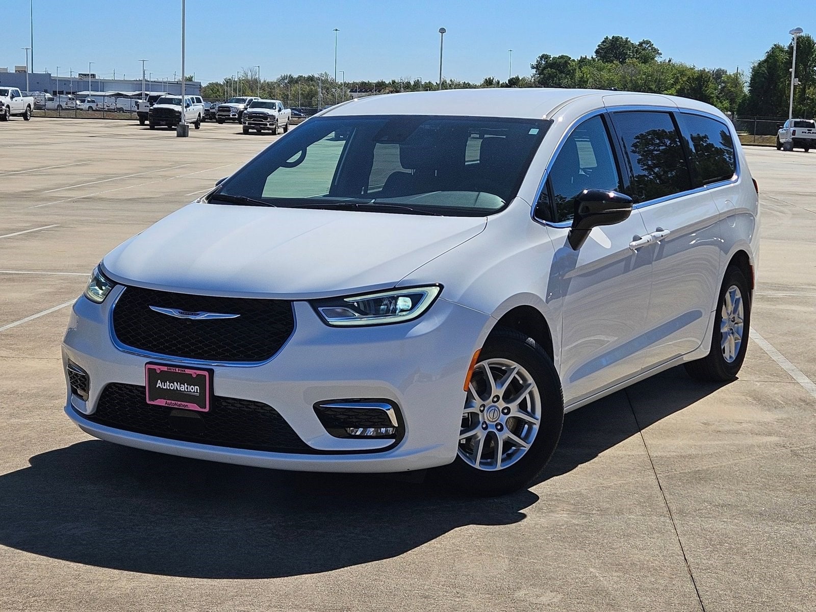 2025 Chrysler Pacifica Select's photo