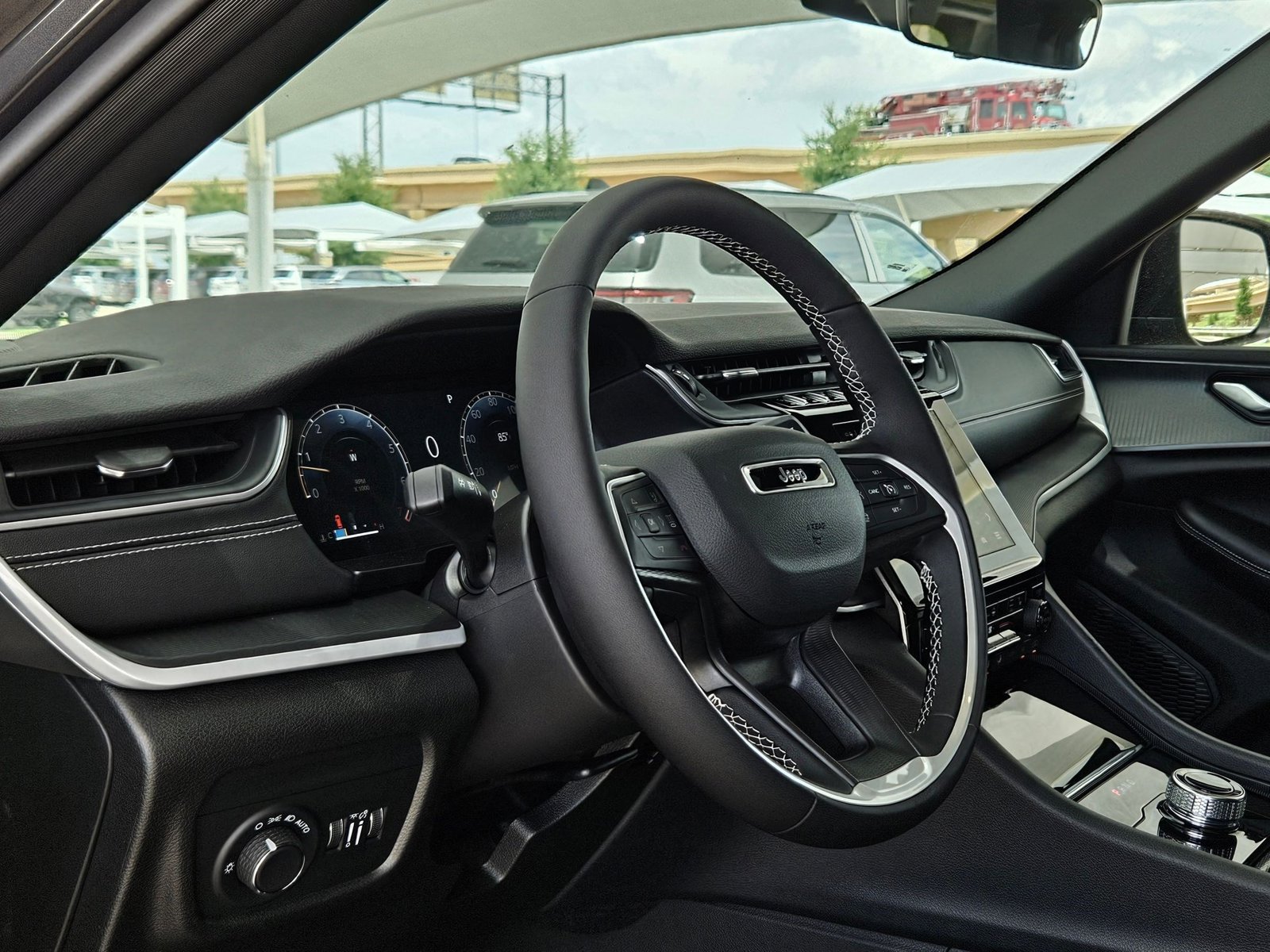 2025 Jeep Grand Cherokee Laredo X photo 3