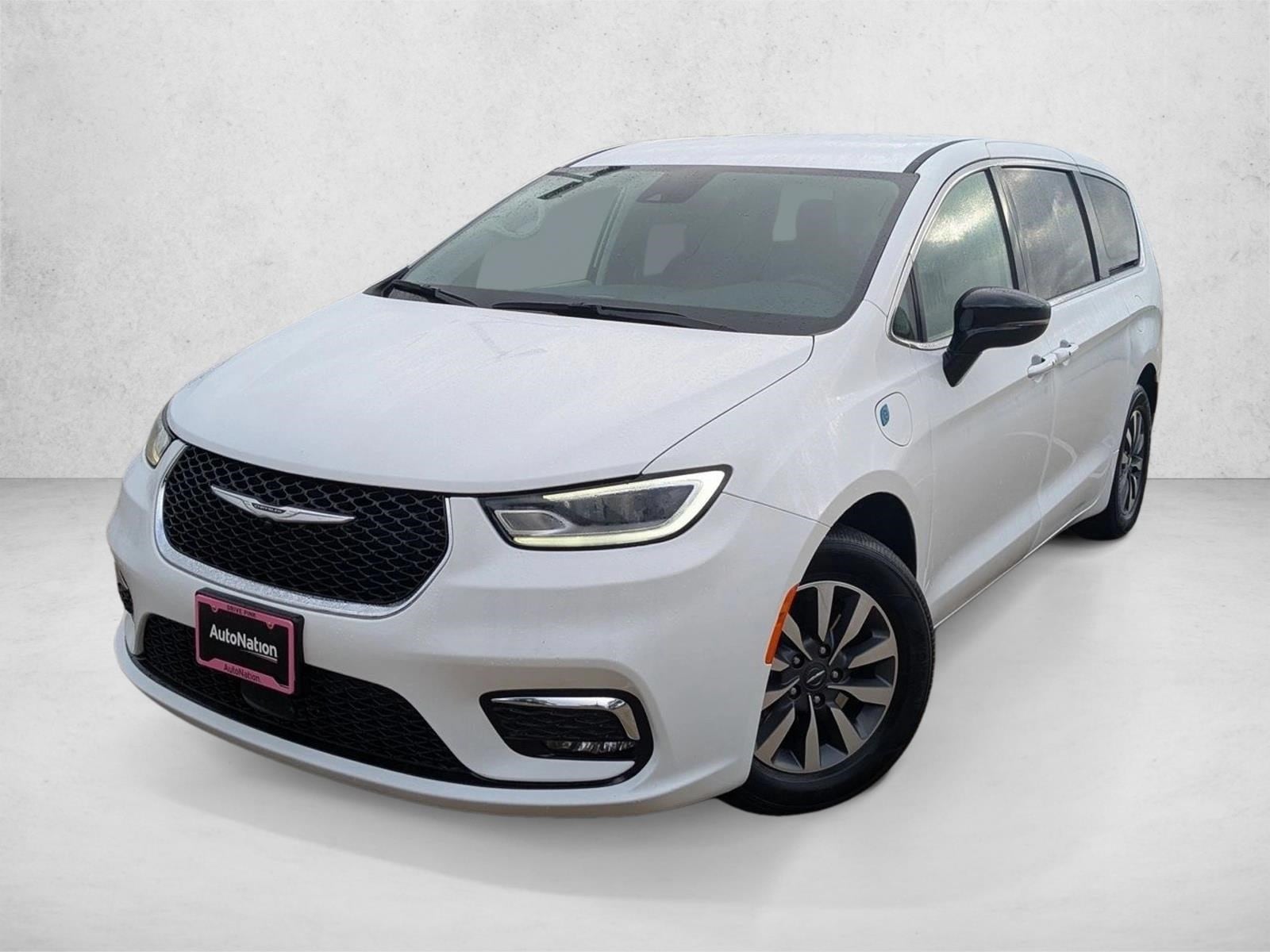 2024 Chrysler Pacifica PHEV Select's photo