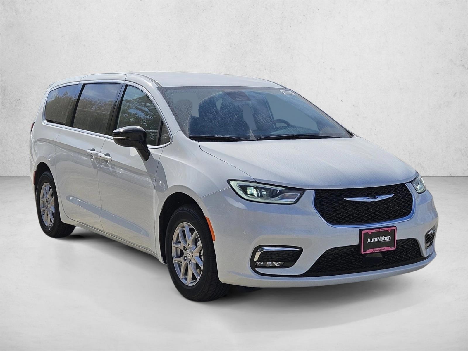 2025 Chrysler Pacifica photo 3