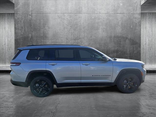 2025 Jeep Grand Cherokee Altitude photo 4