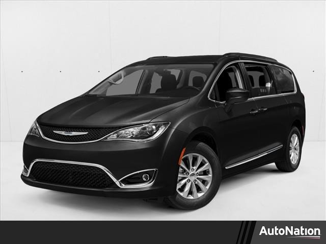2017 Chrysler Pacifica Touring-L's photo
