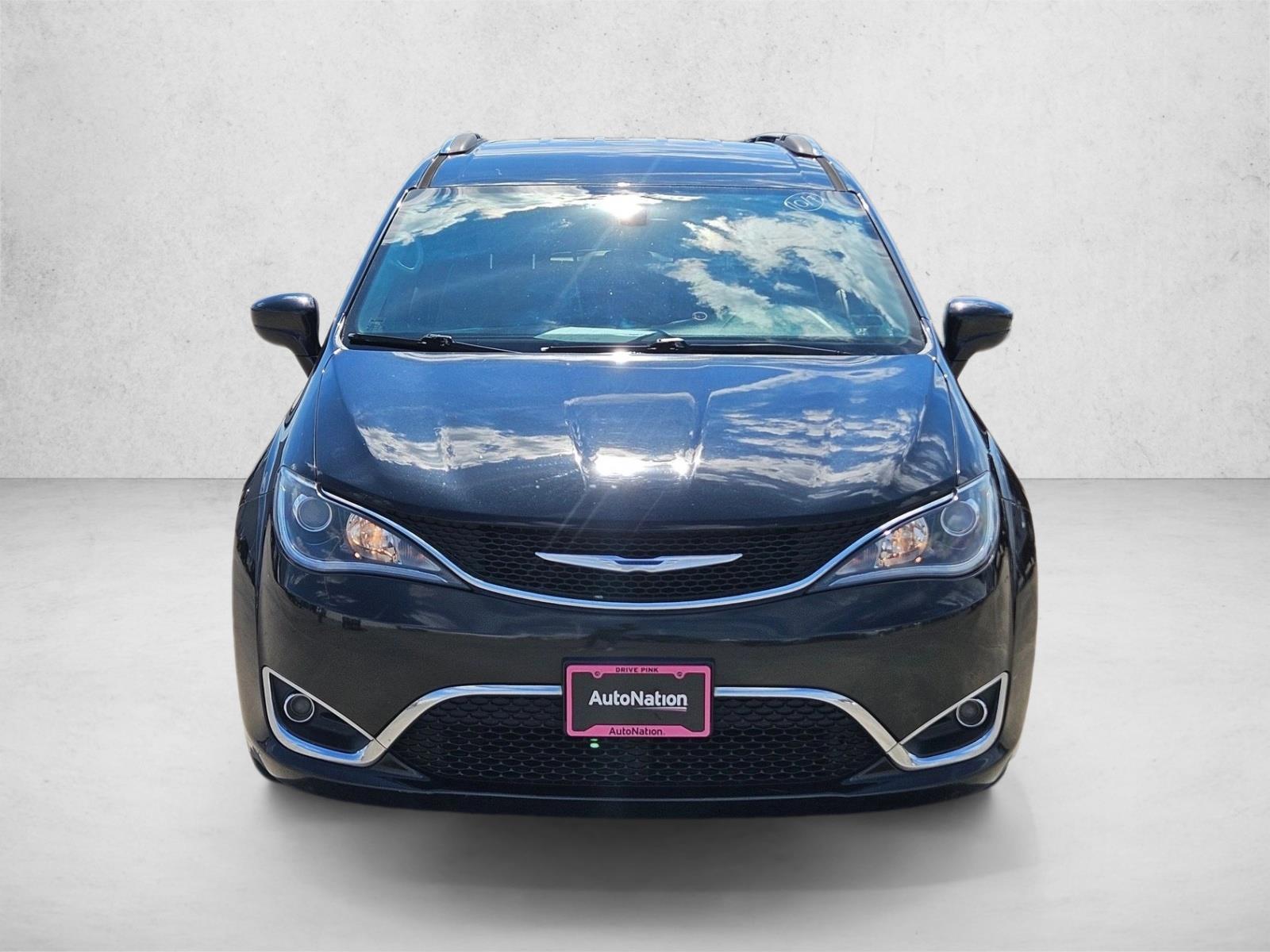 2018 Chrysler Pacifica Touring L photo 2