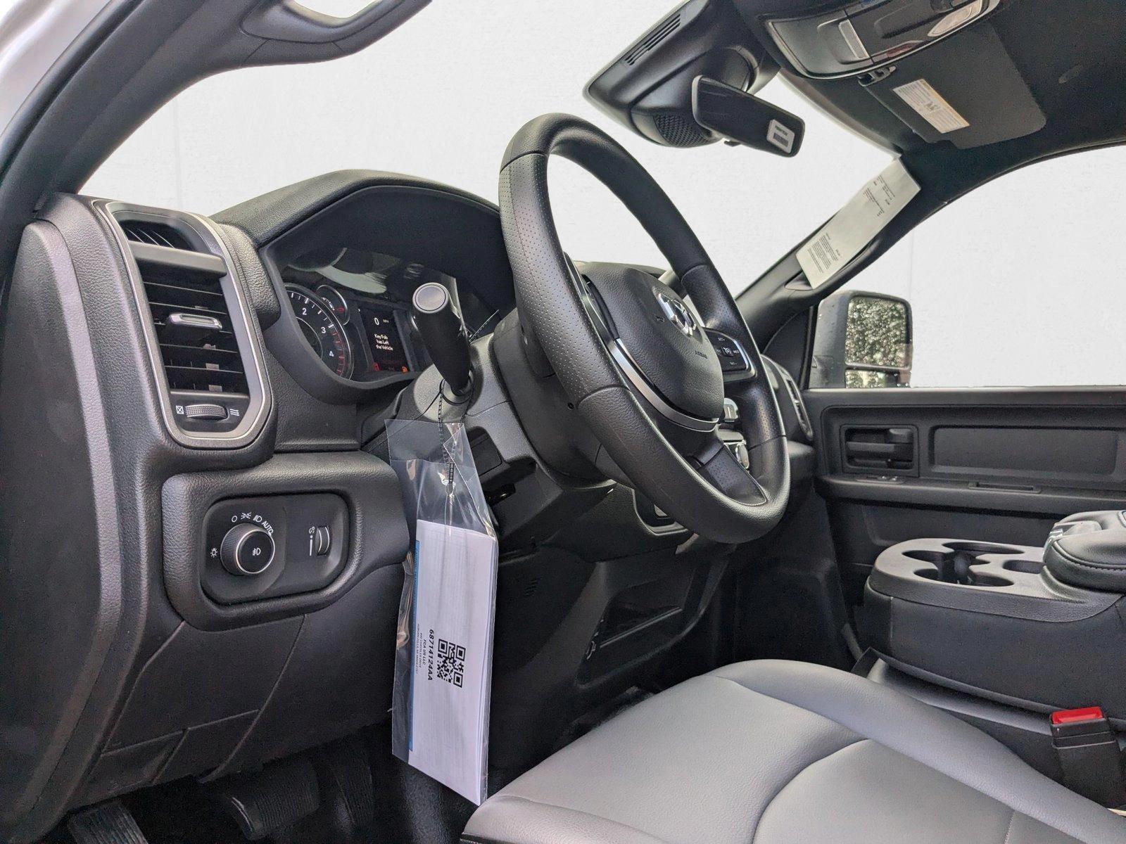 2025 RAM 3500 Chassis Tradesman - Photo 9