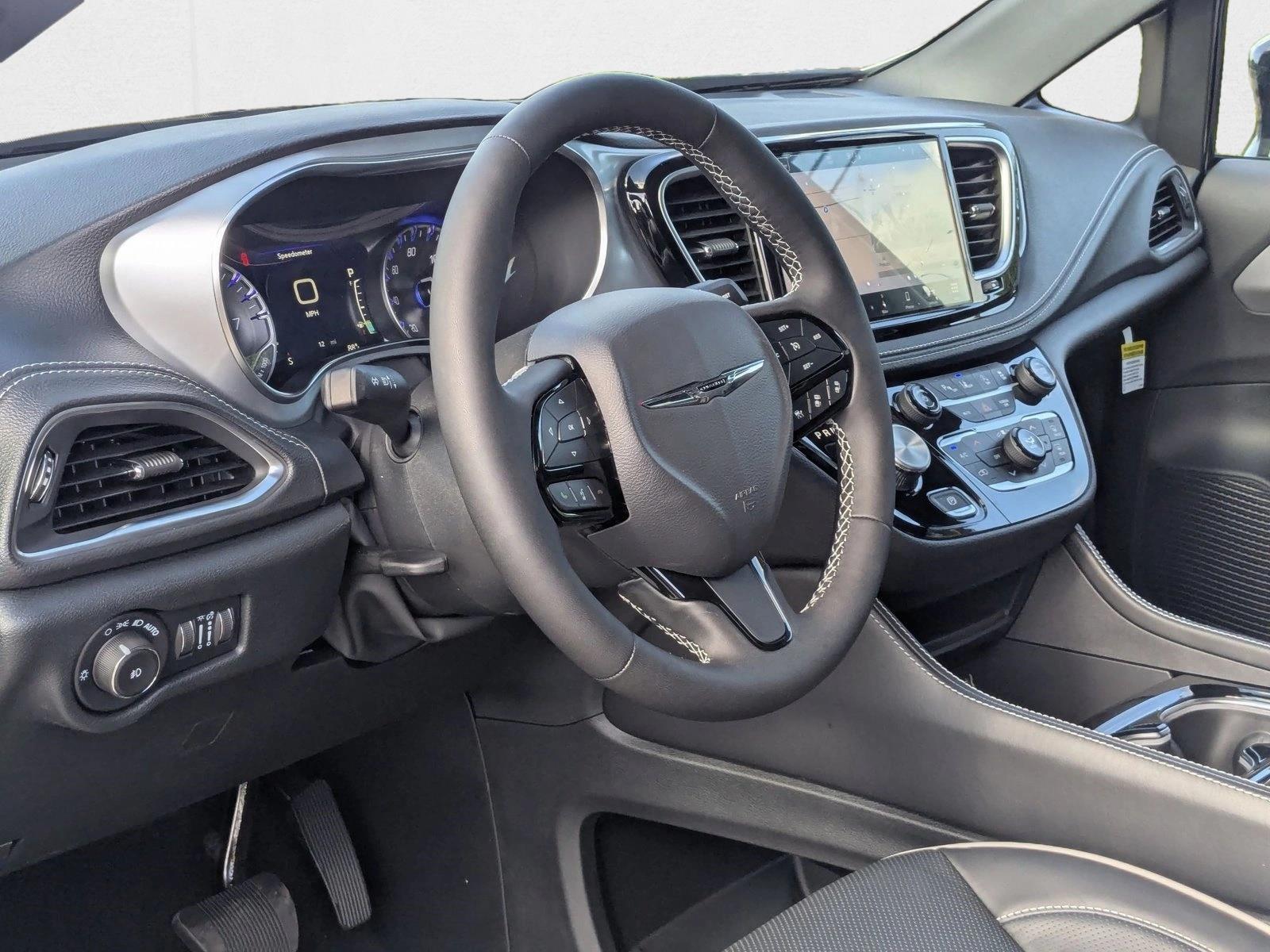 2025 Chrysler Pacifica Limited photo 3