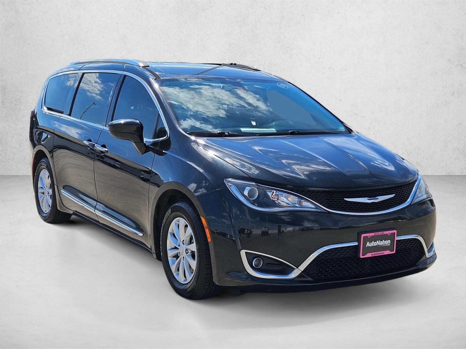 2018 Chrysler Pacifica Touring L photo 3