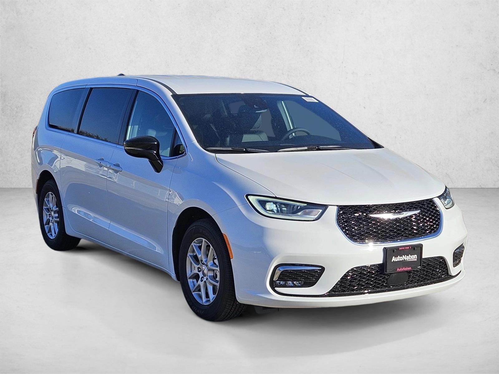 2025 Chrysler Pacifica photo 3