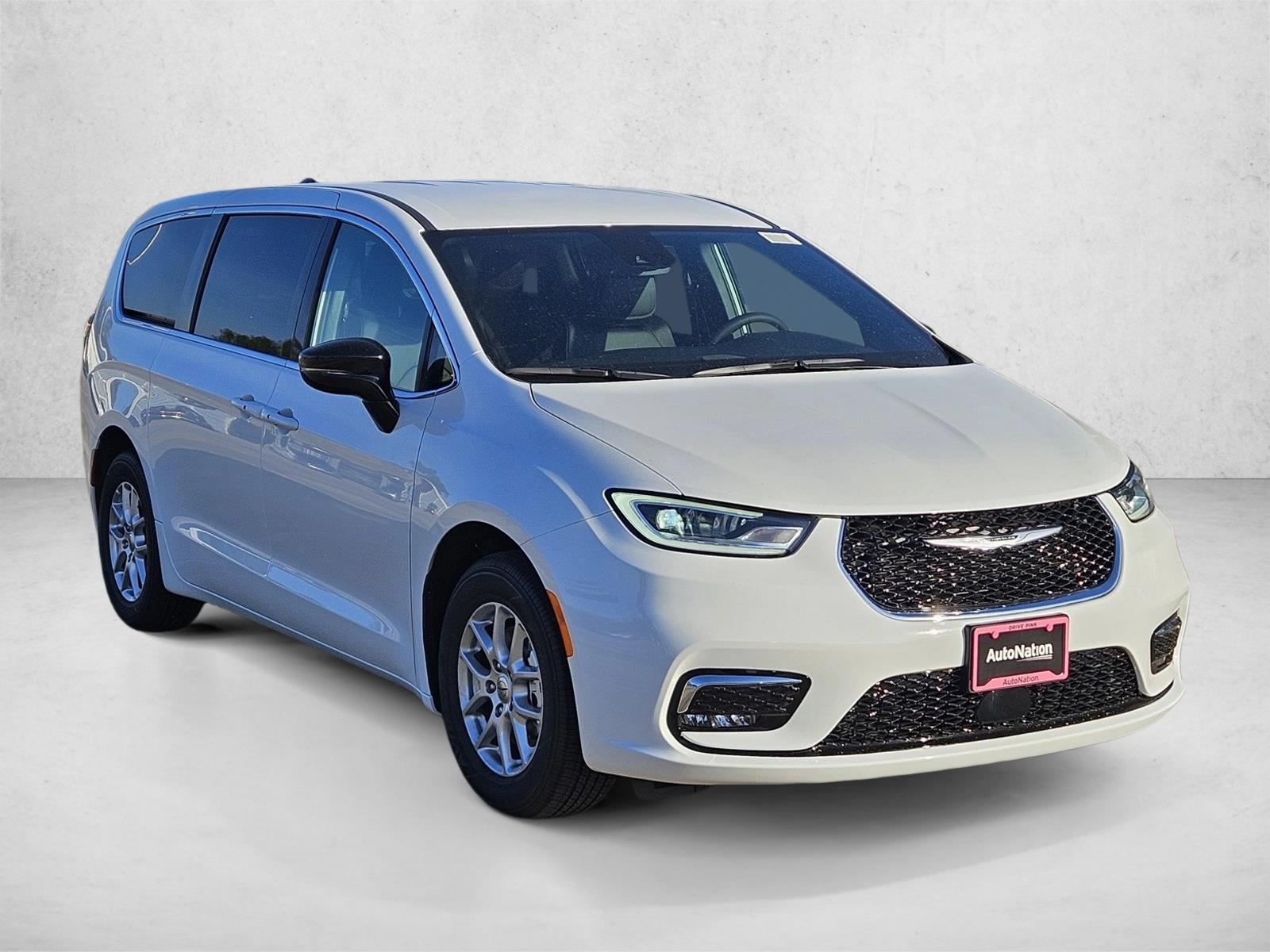 2025 Chrysler Pacifica photo 3