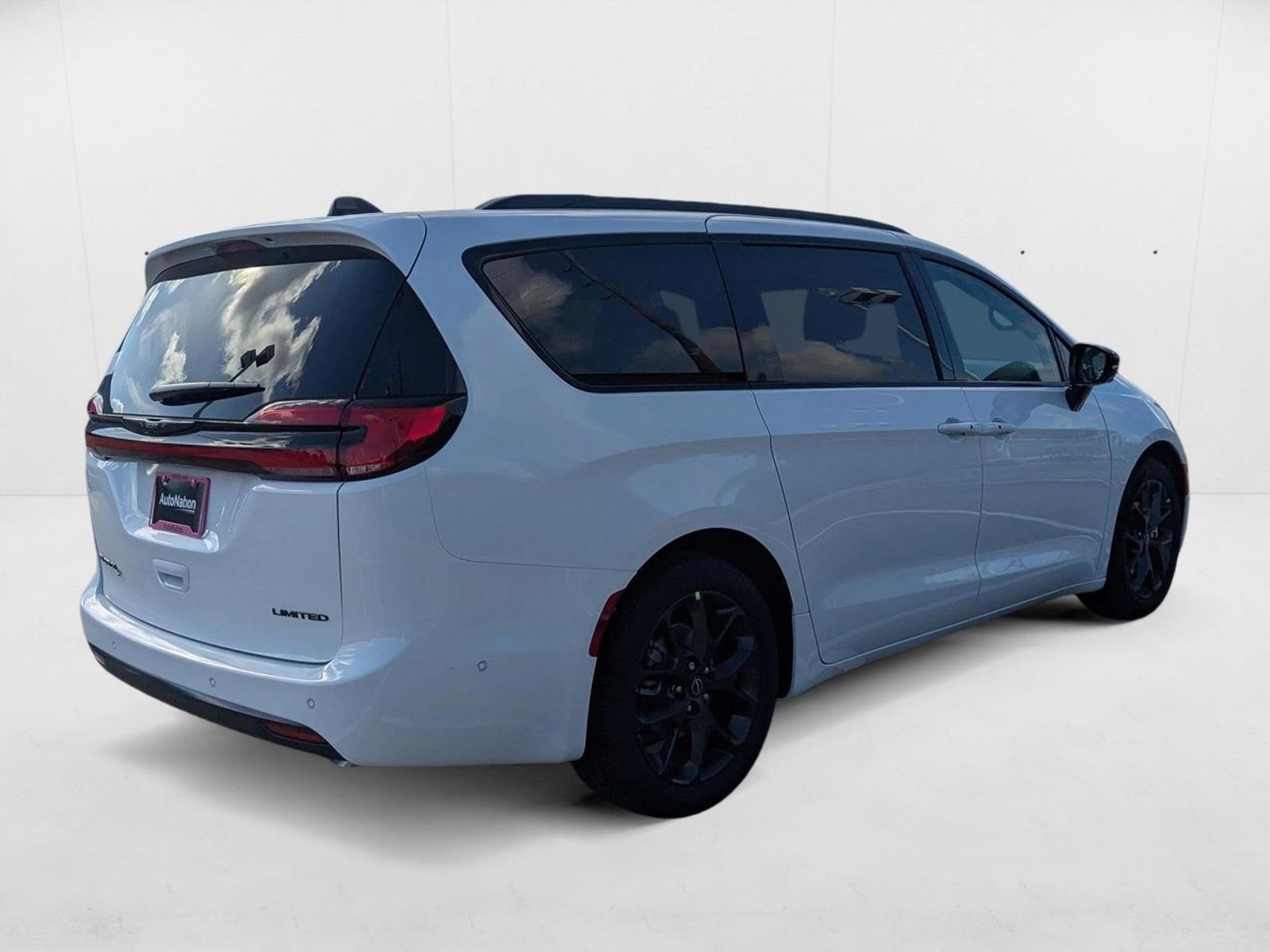 2025 Chrysler Pacifica Limited photo 2