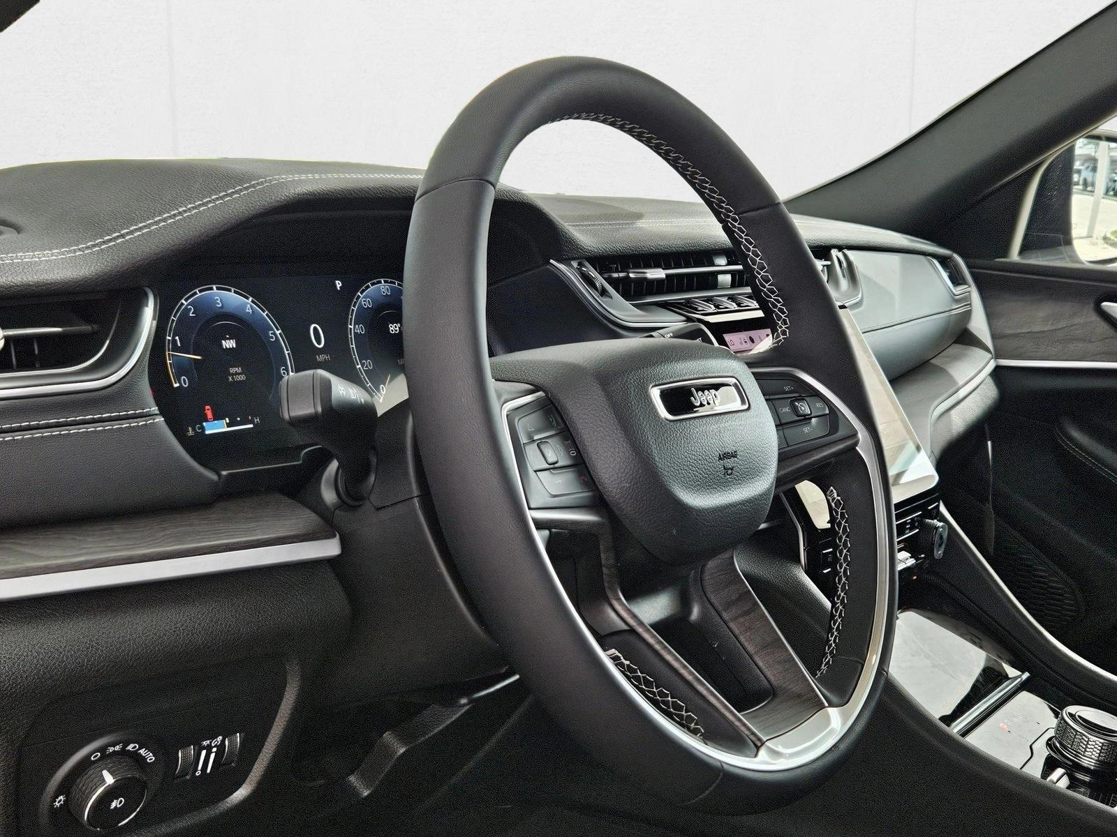 2025 Jeep Grand Cherokee Limited photo 3