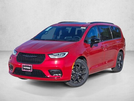 2026 Chrysler Pacifica Limited Van Passenger Van