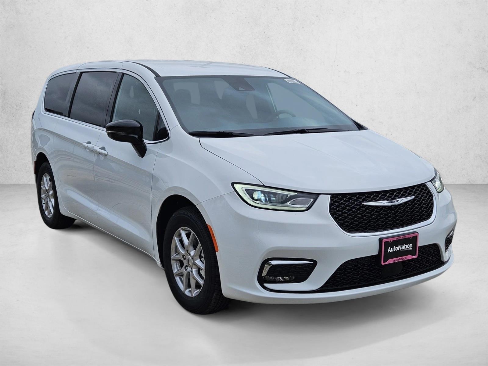 2025 Chrysler Pacifica photo 3