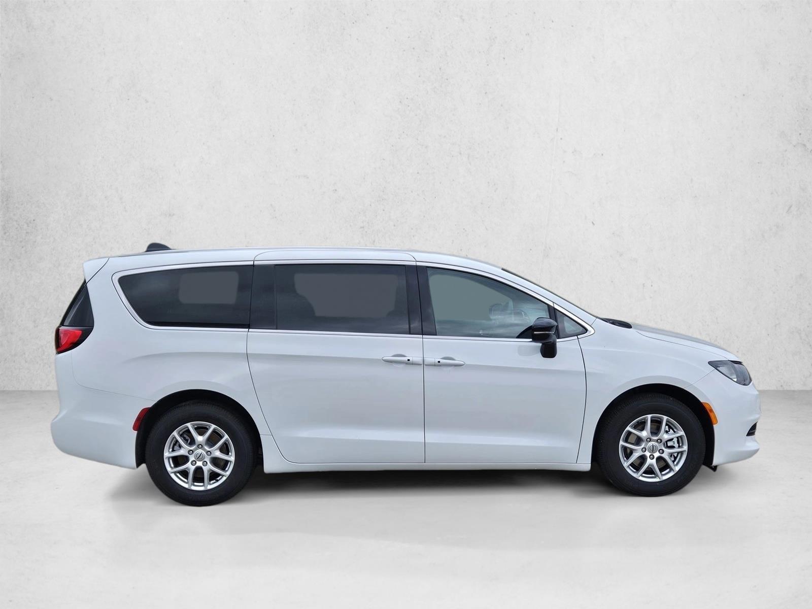 2025 Chrysler Voyager LX photo 4