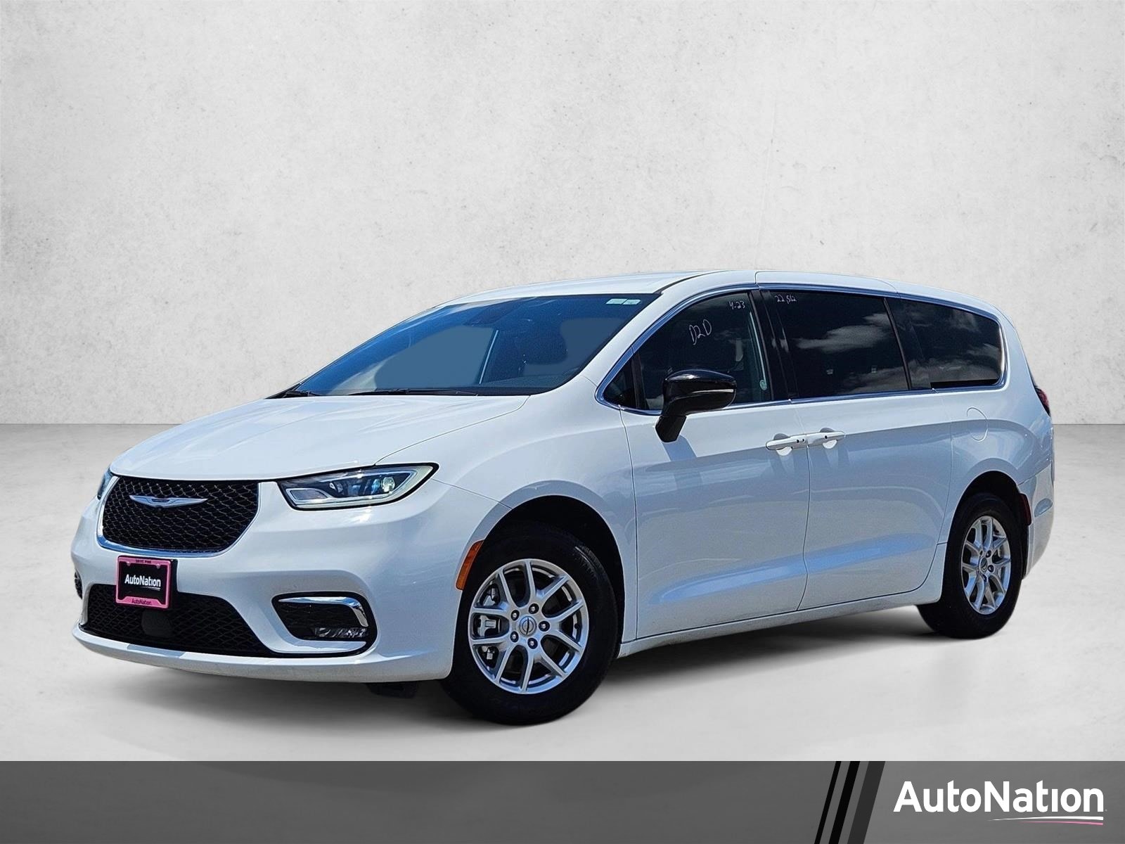 2025 Chrysler Pacifica Select's photo